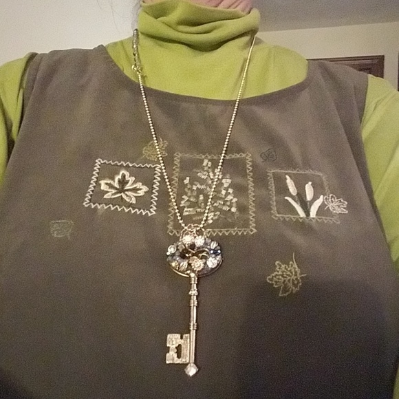 Betsey Johnson key statement necklace - Picture 3 of 3